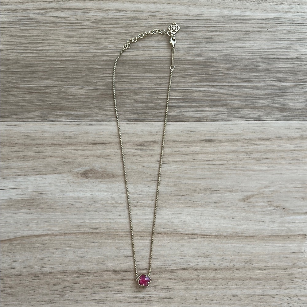 Elegant Gold Necklace with Pink Gemstone